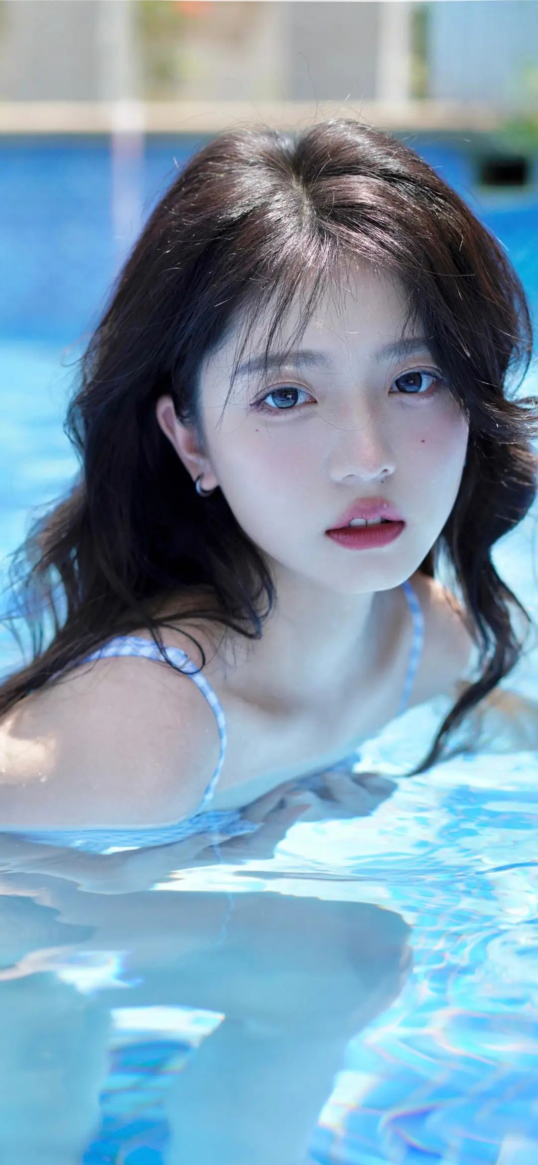 清纯美女在水中游泳手机壁纸