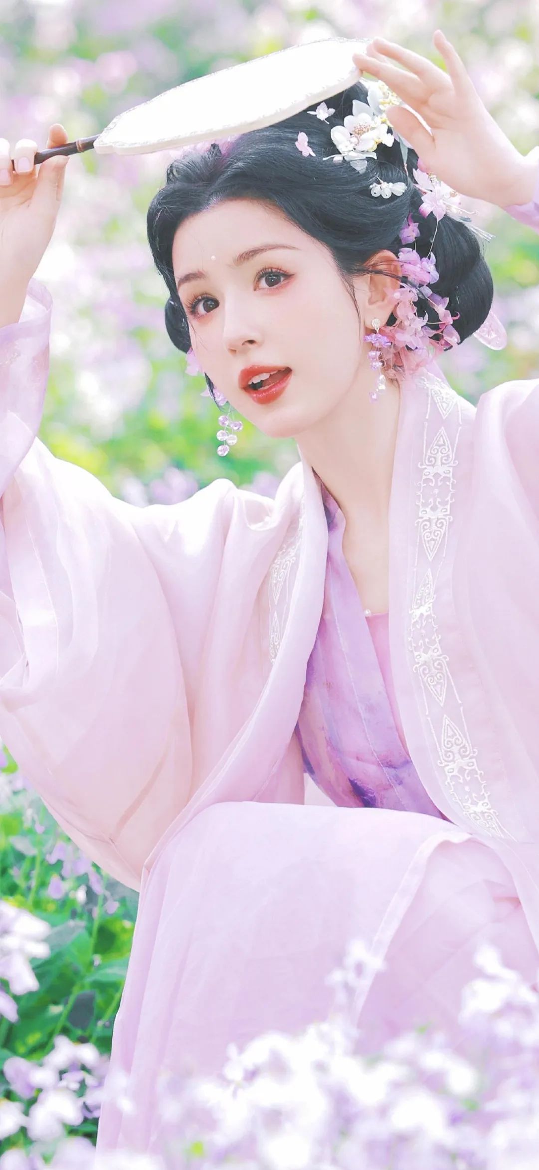 穿粉色古风汉服手持团扇的唯美小姐姐手机壁纸