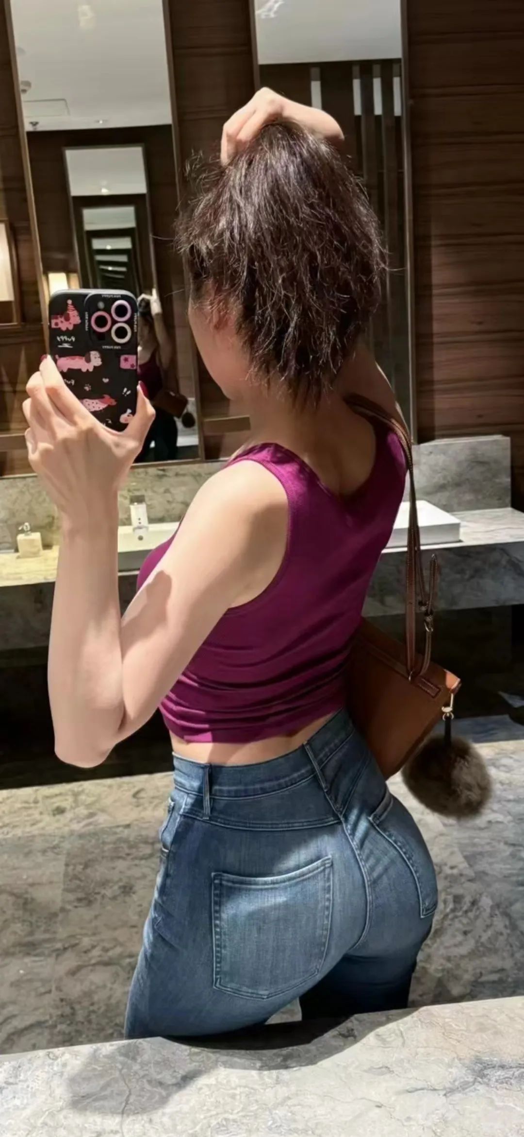 穿紫色上衣牛仔裤的美女镜子前自拍手机壁纸