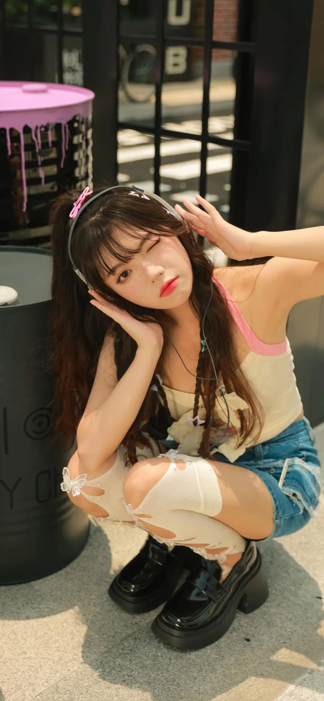 清纯少女蹲地上听音乐眨眼手机壁纸