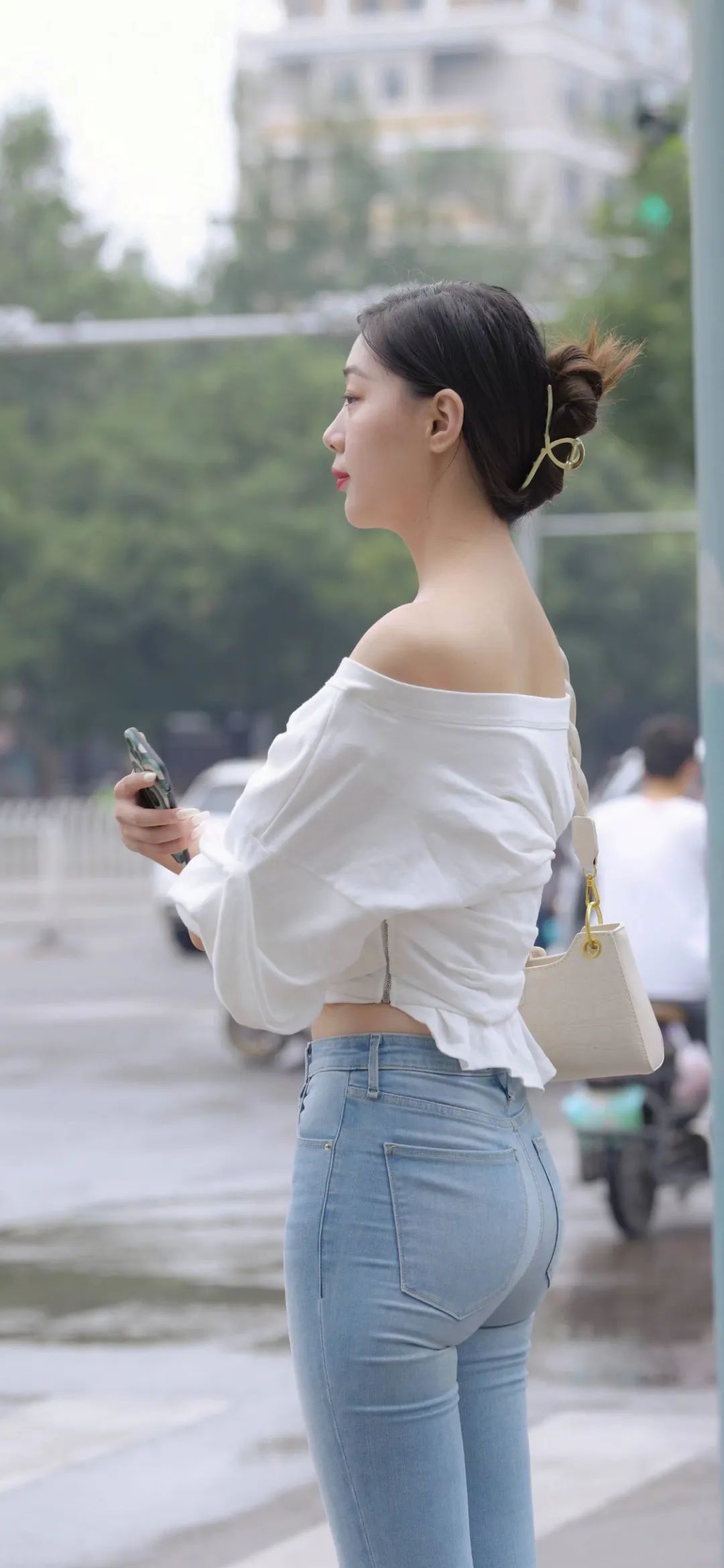 牛仔裤美女街拍侧脸手机壁纸