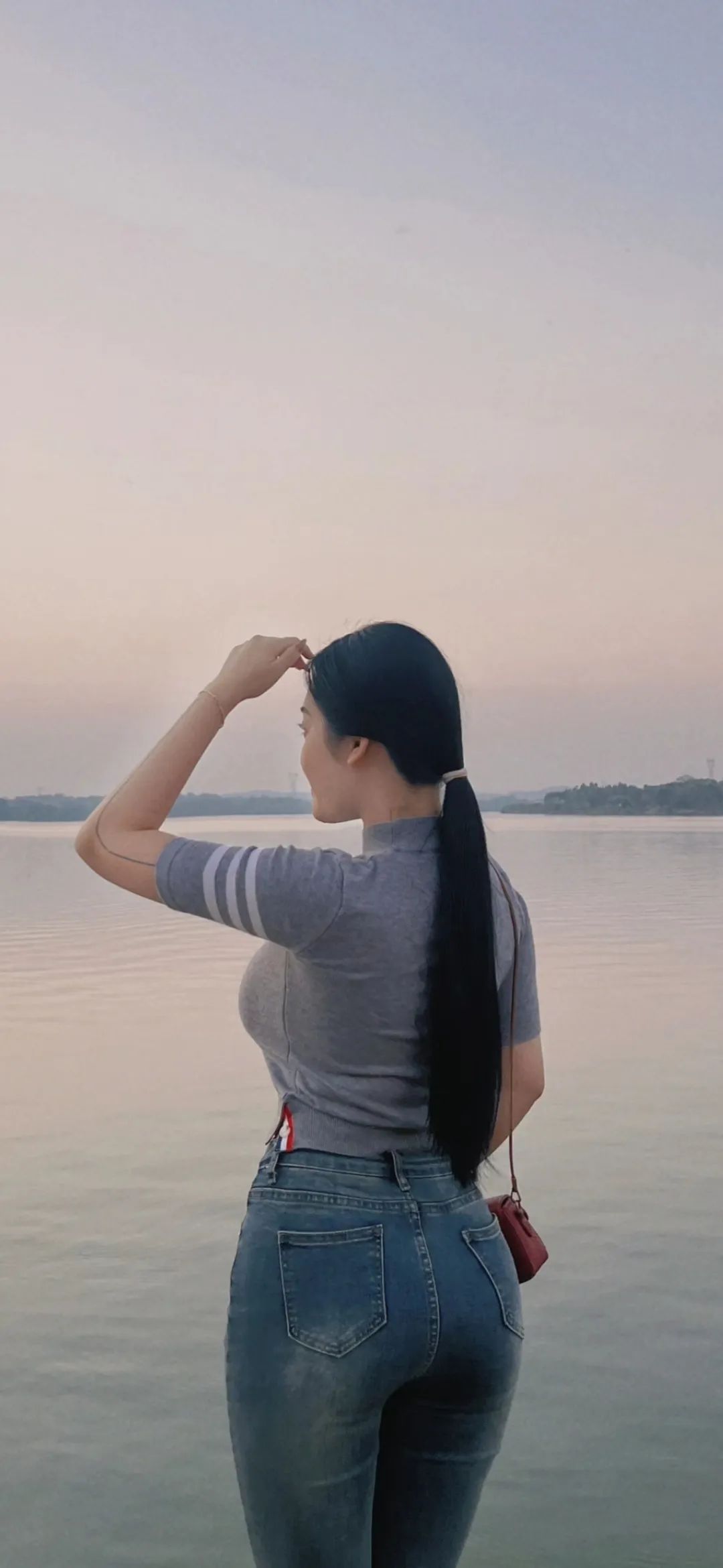 湖边美女背影拍照手机壁纸