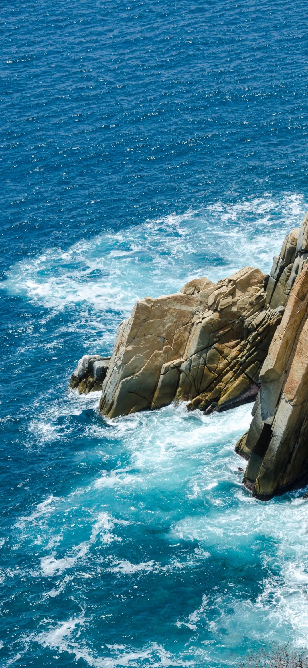 海边海水撞石头水花风景手机壁纸
