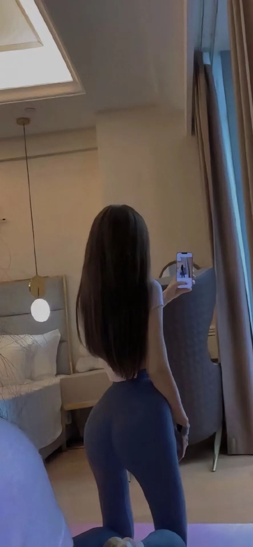 跪着的紧身牛仔裤美女自拍背影手机壁纸
