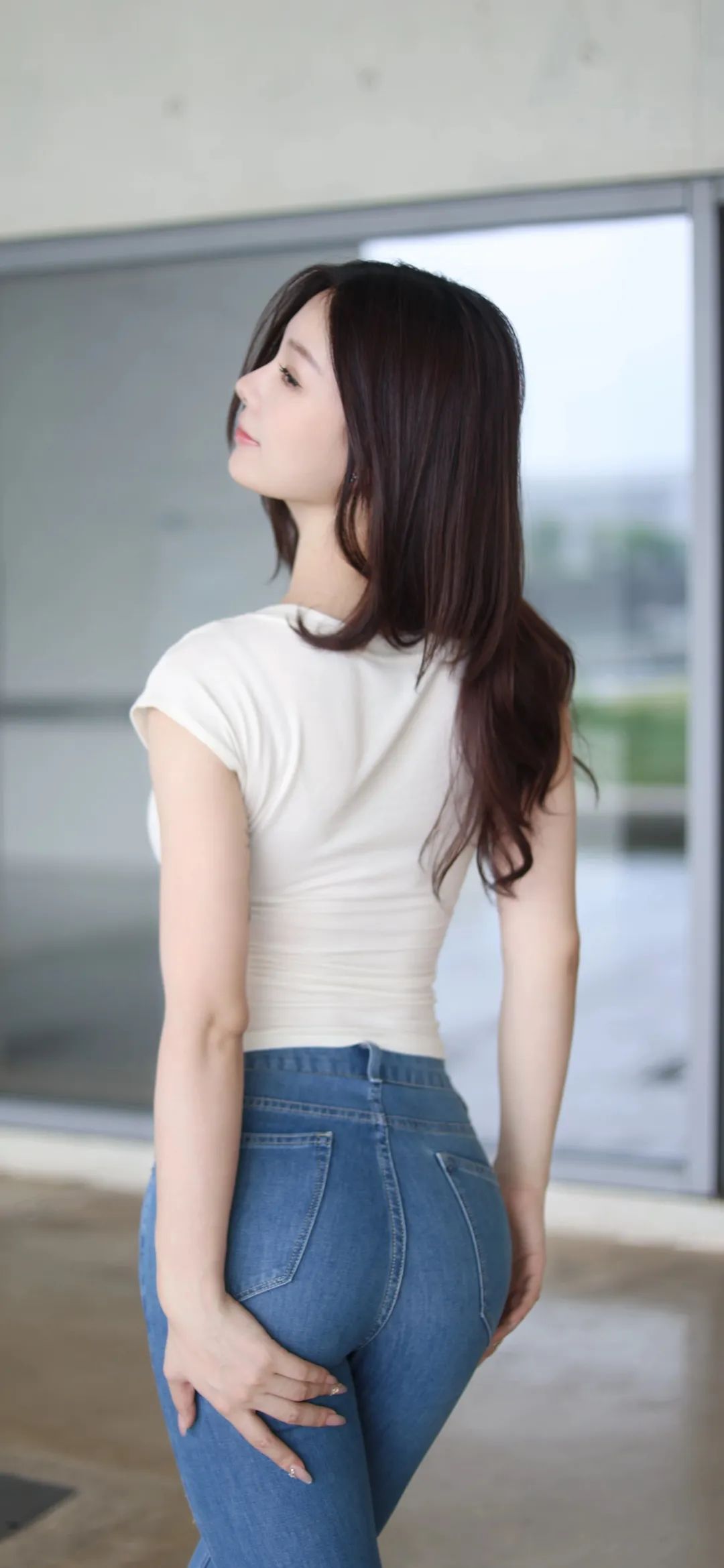 紧身牛仔裤美女背影秀出好身材手机壁纸