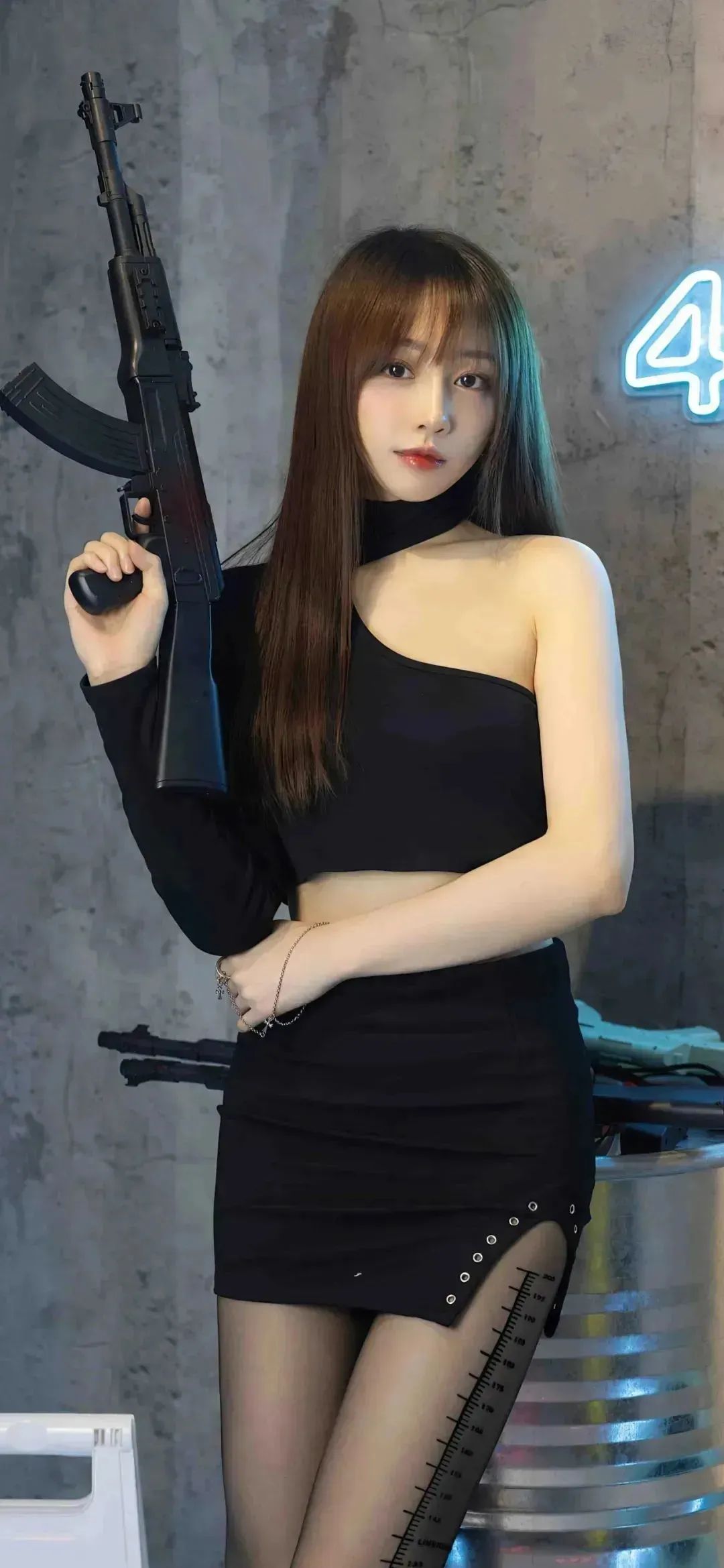 黑丝美女手持一把黑色AK手机壁纸