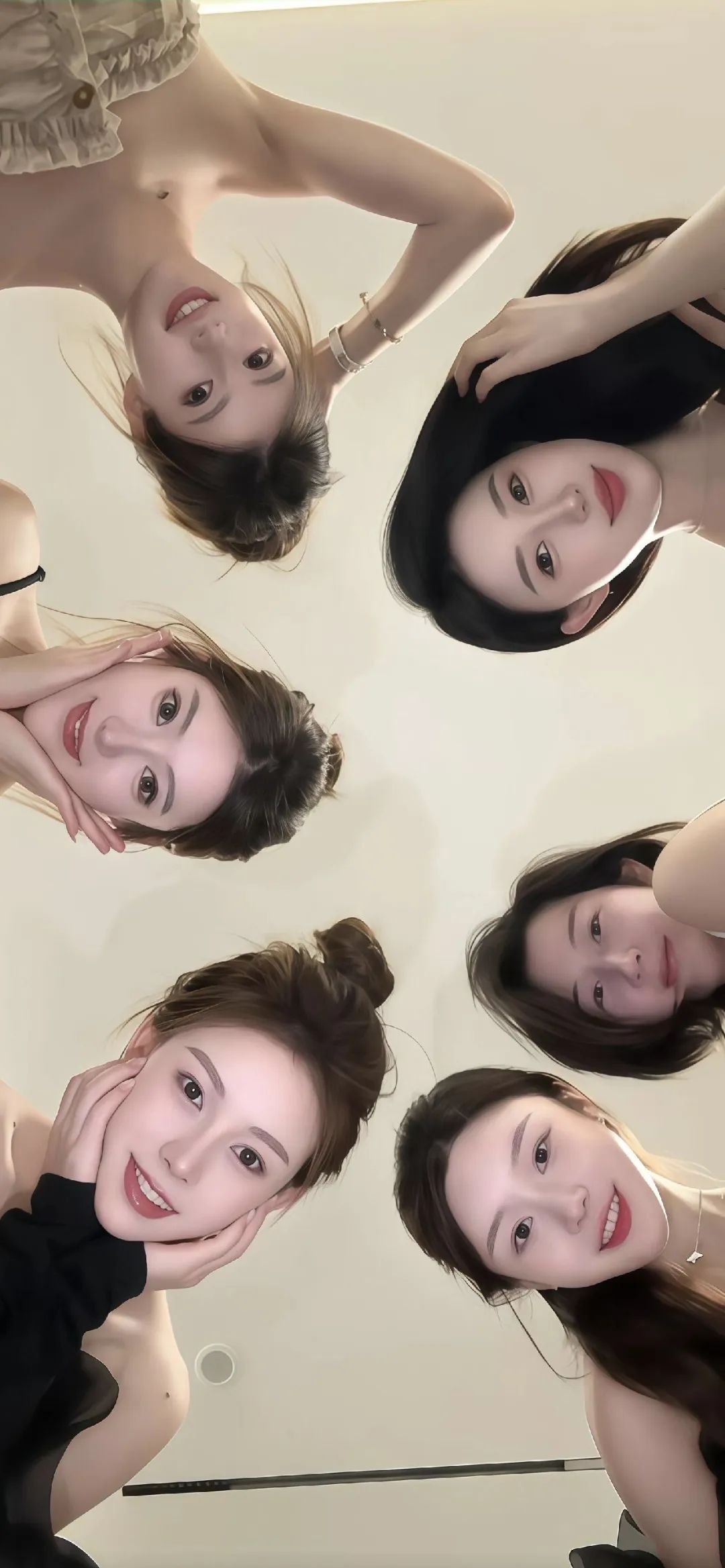 6个美女对看着屏幕手机壁纸