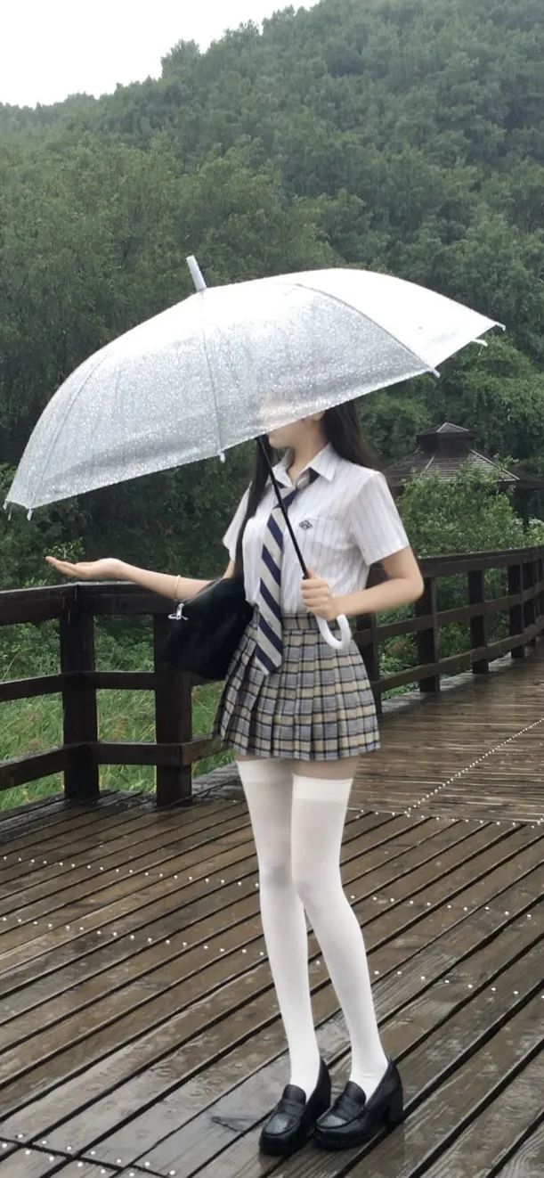 白丝长腿少女户外打伞手机壁纸