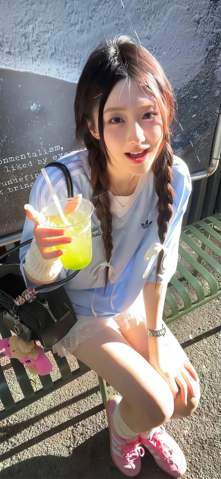双马尾清纯少女喝饮料可爱俏皮手机壁纸