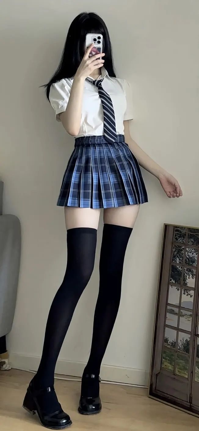 黑丝长腿短裙少女自拍手机壁纸