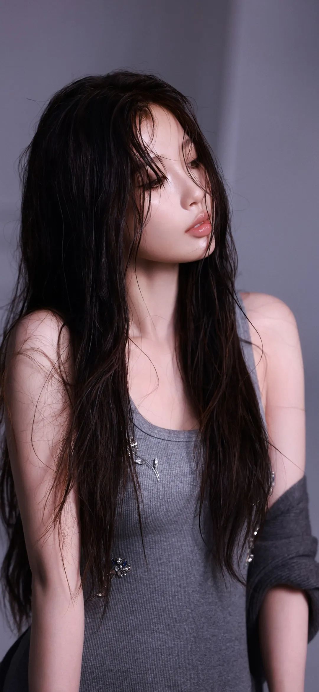 吊带美女凌乱发型氛围感手机壁纸