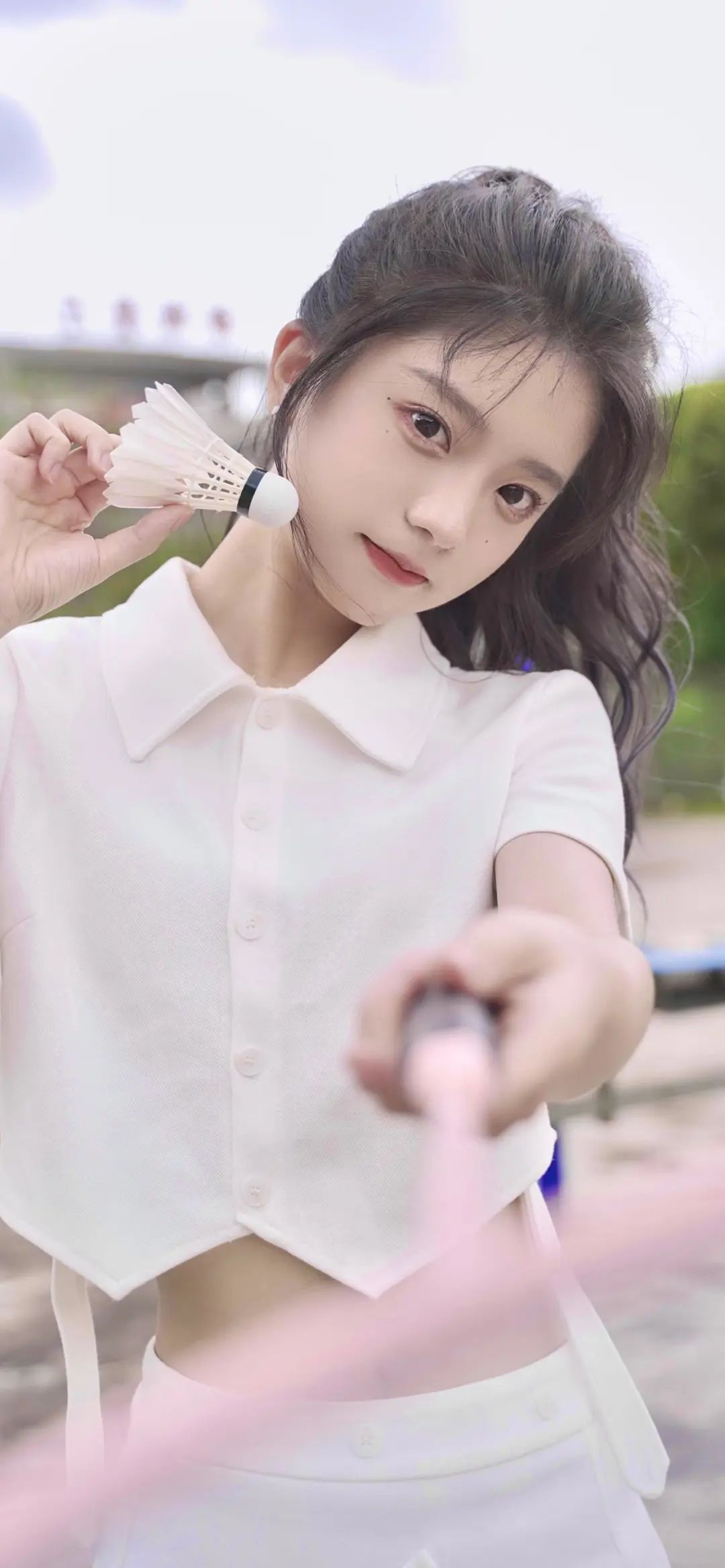 打羽毛球的清纯小姐姐手机壁纸