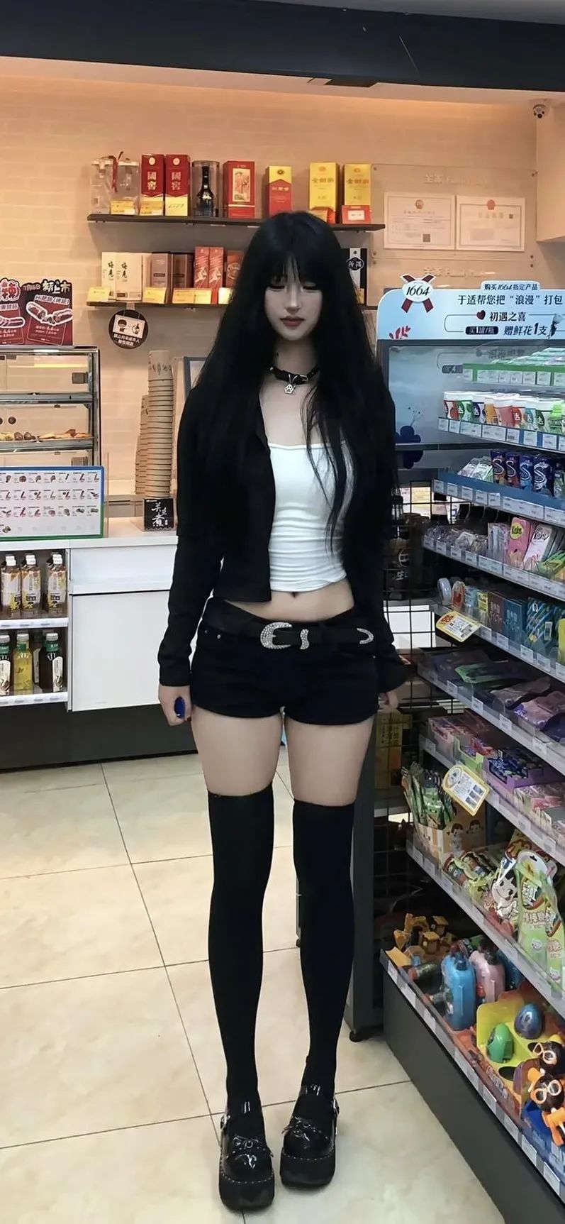 便利店里的长袜长腿美女手机壁纸