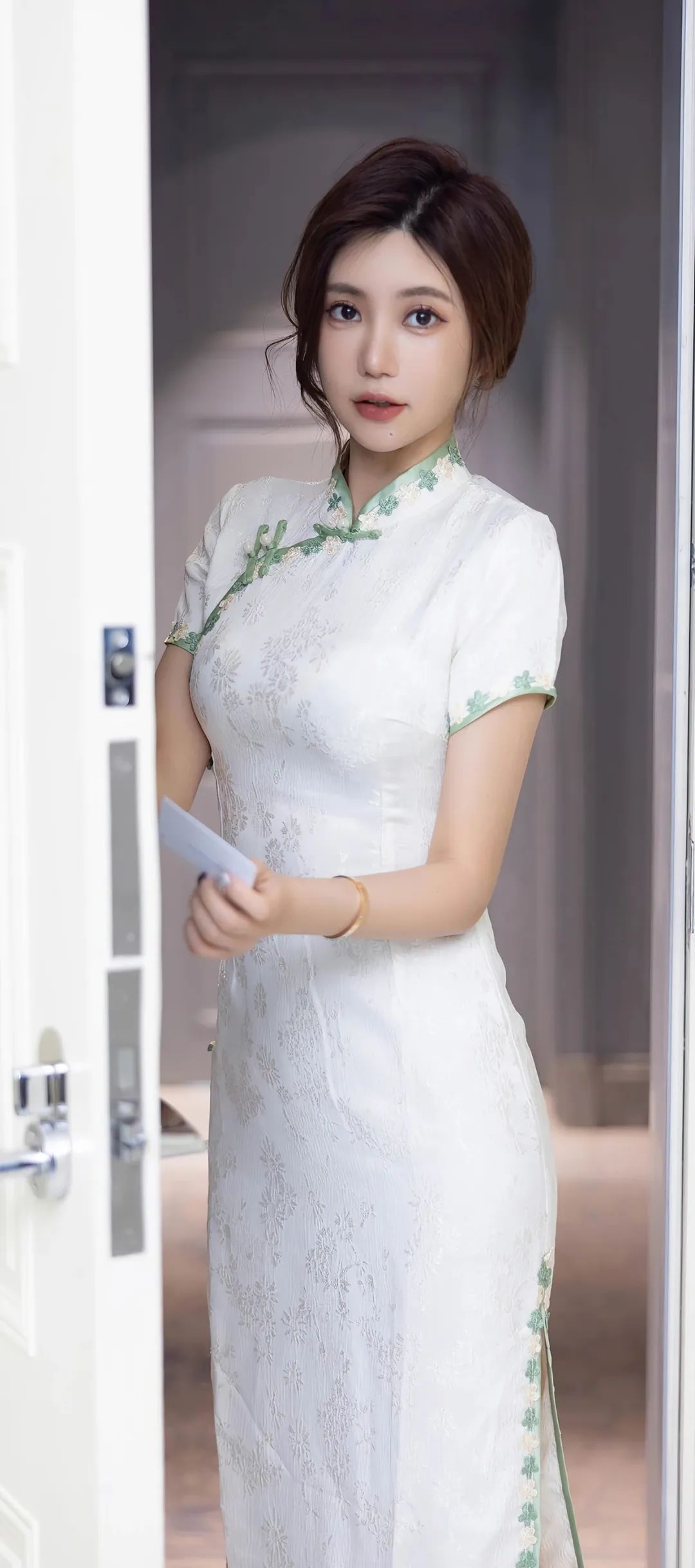 精致旗袍美女迷人眼神全面屏壁纸