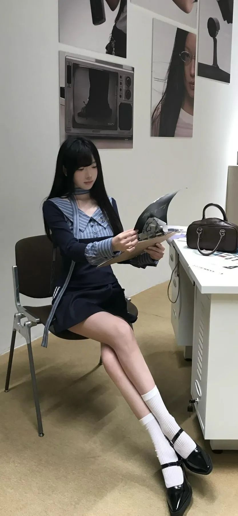 办公室长腿美女看工作报告手机壁纸