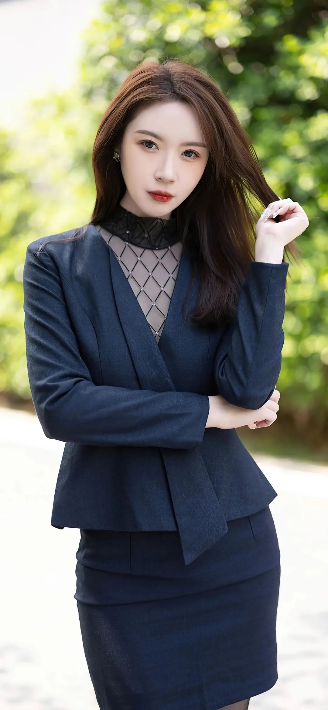 大长腿西装黑丝美女手机壁纸