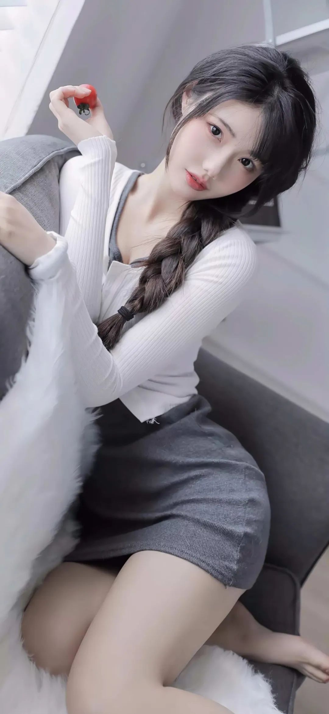 慵懒在沙发上的清纯少女写真手机壁纸