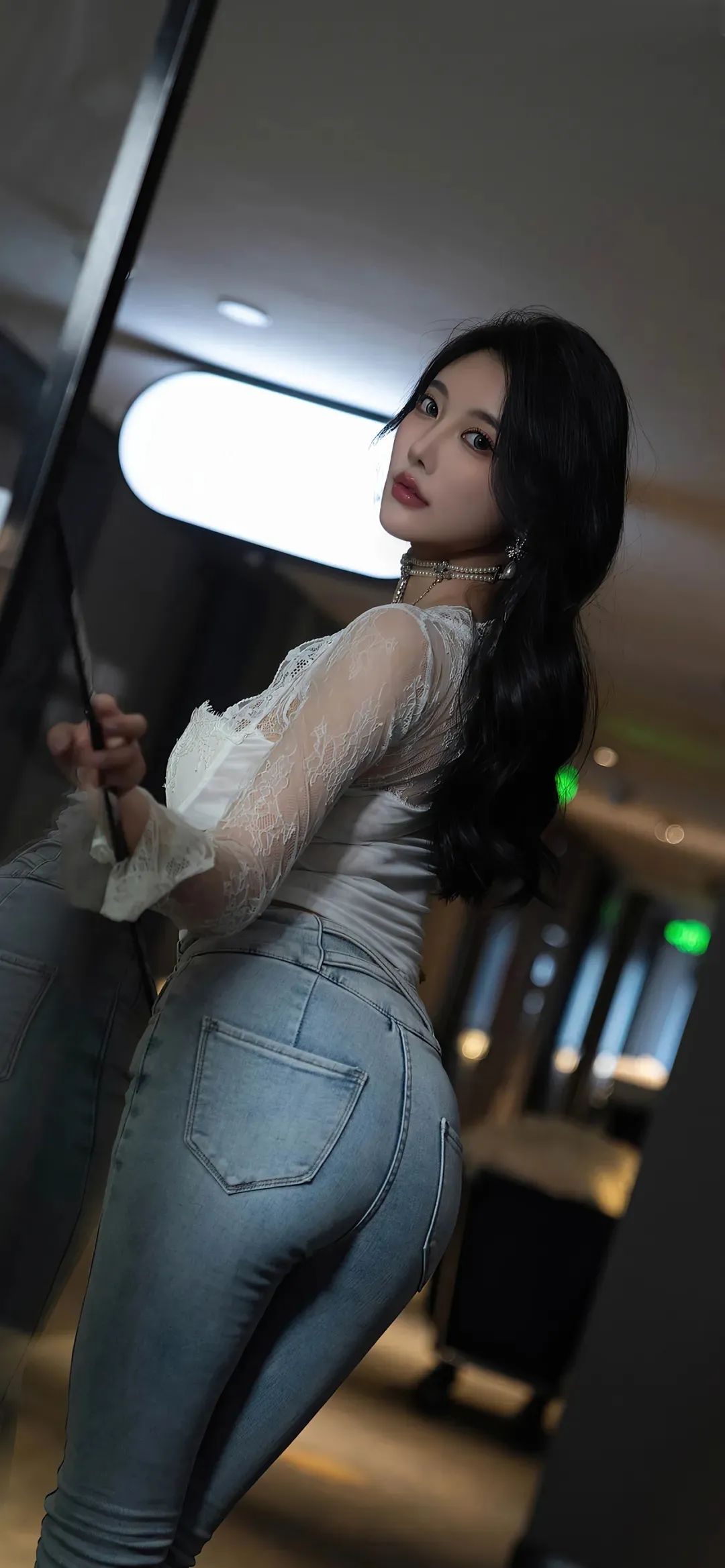 牛仔裤极品身材美女手机壁纸