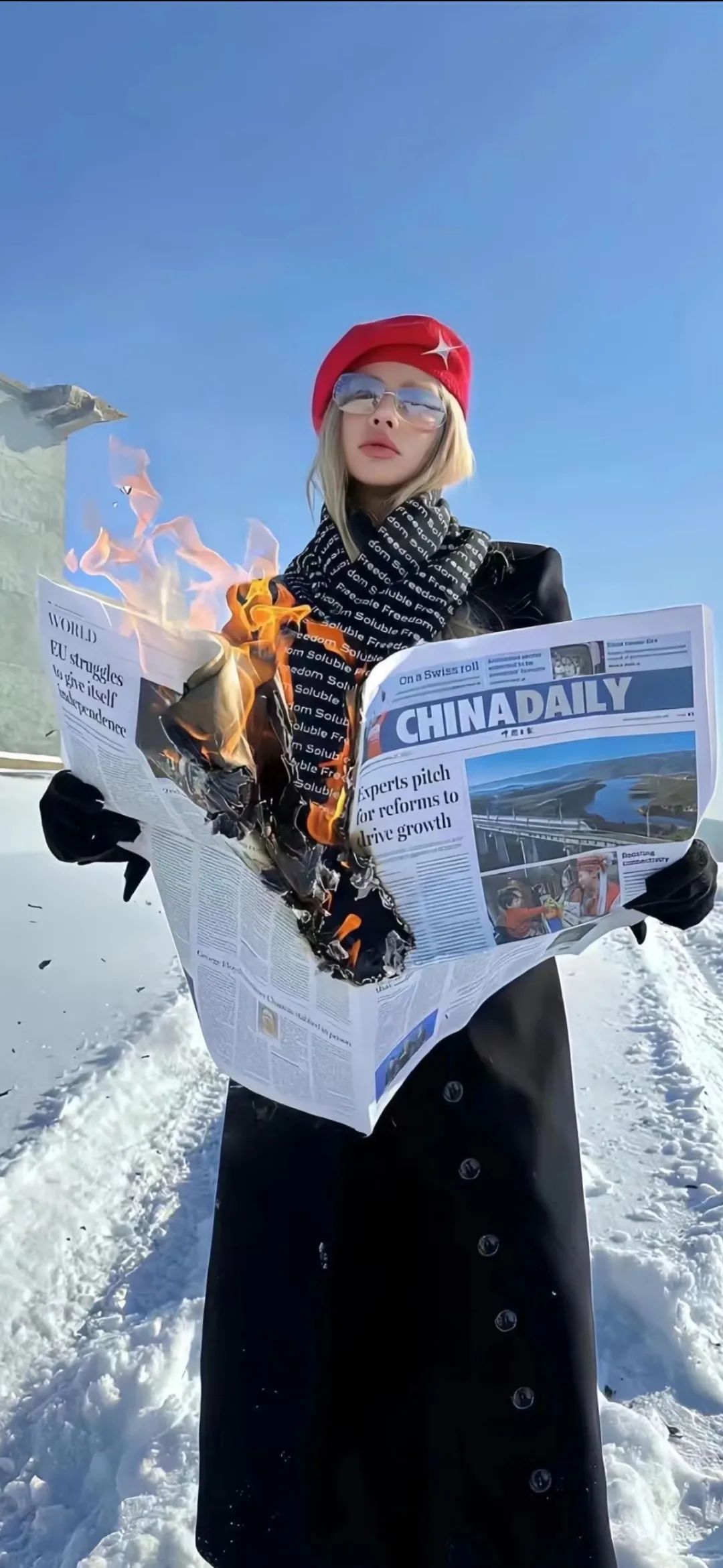 美女看着一份烧着的报纸手机壁纸