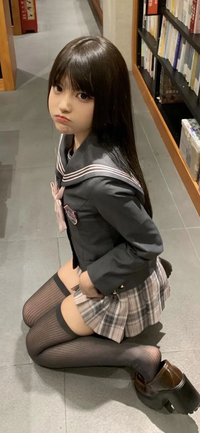 清纯JK少女俏皮跪地上的手机壁纸