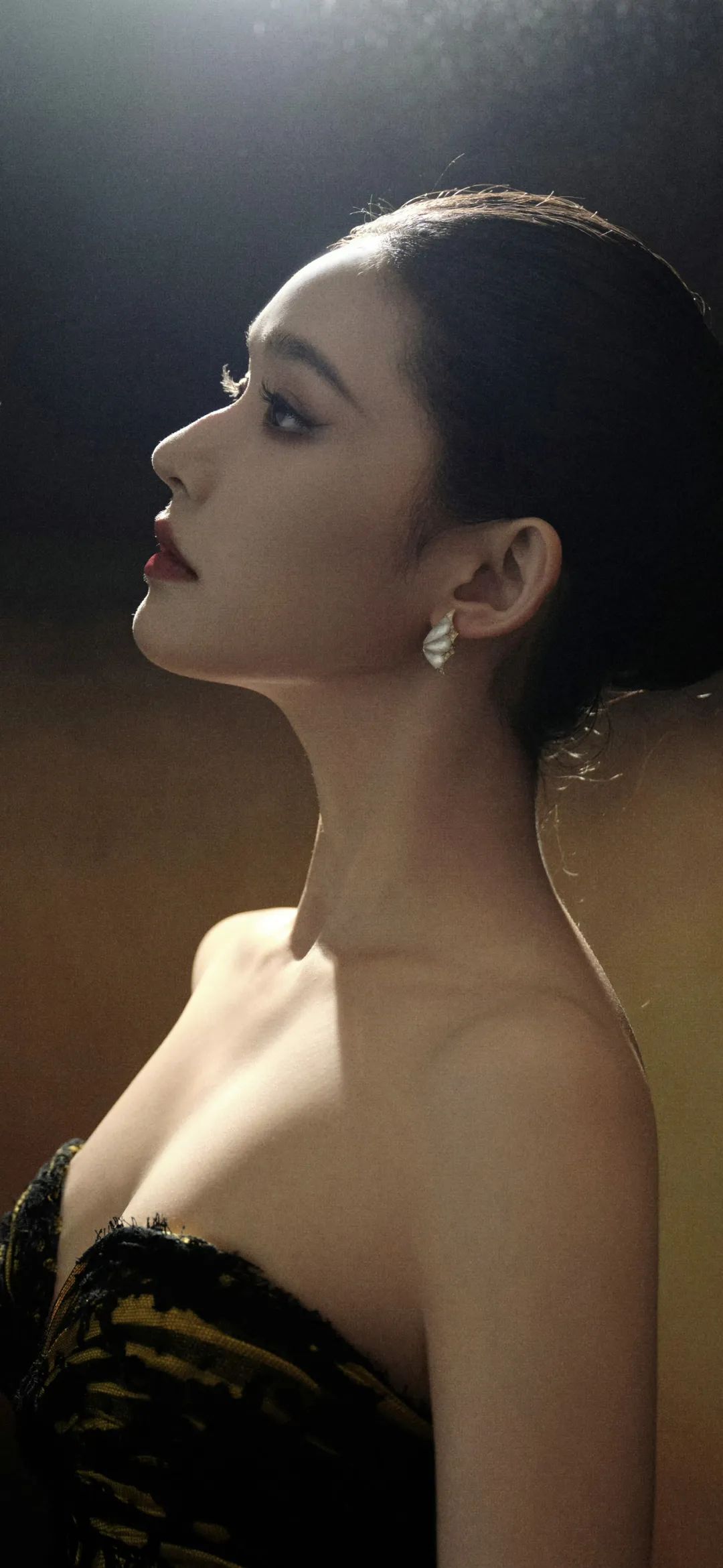 林允明黄抹胸蕾丝大蓬裙写真手机壁纸