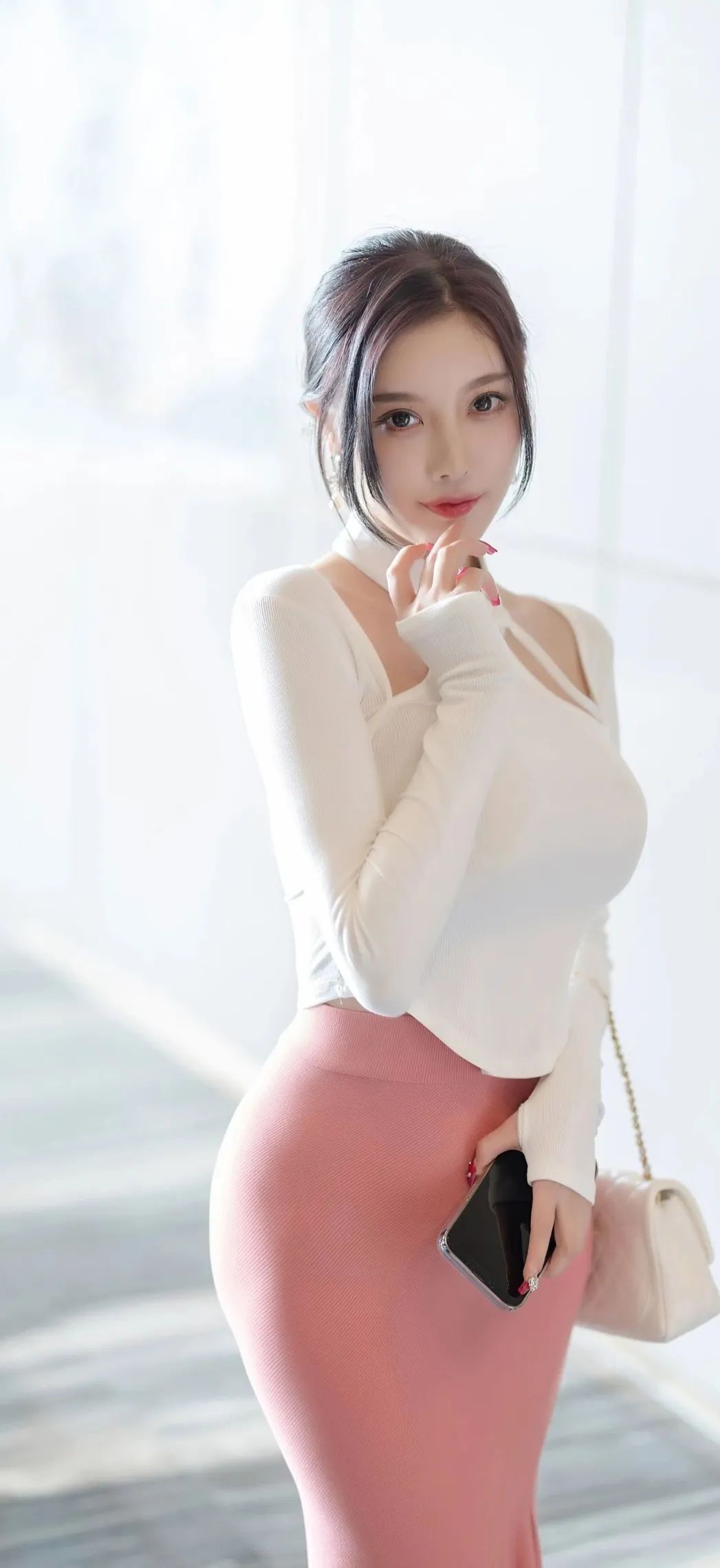 完美身材粉色短裙美女手机壁纸