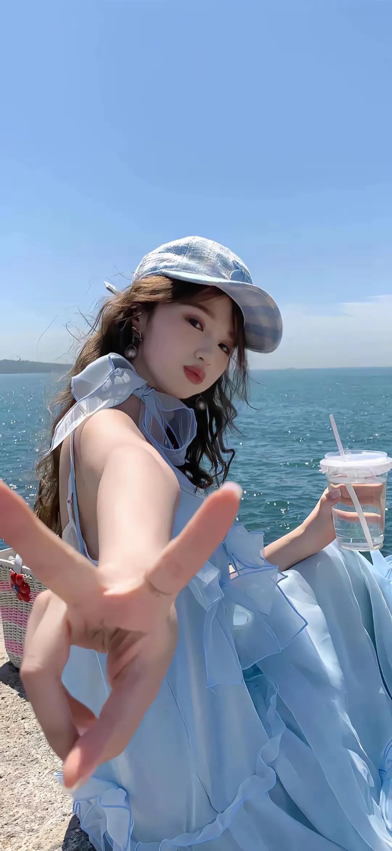 海边少女剪刀手拍照手机壁纸
