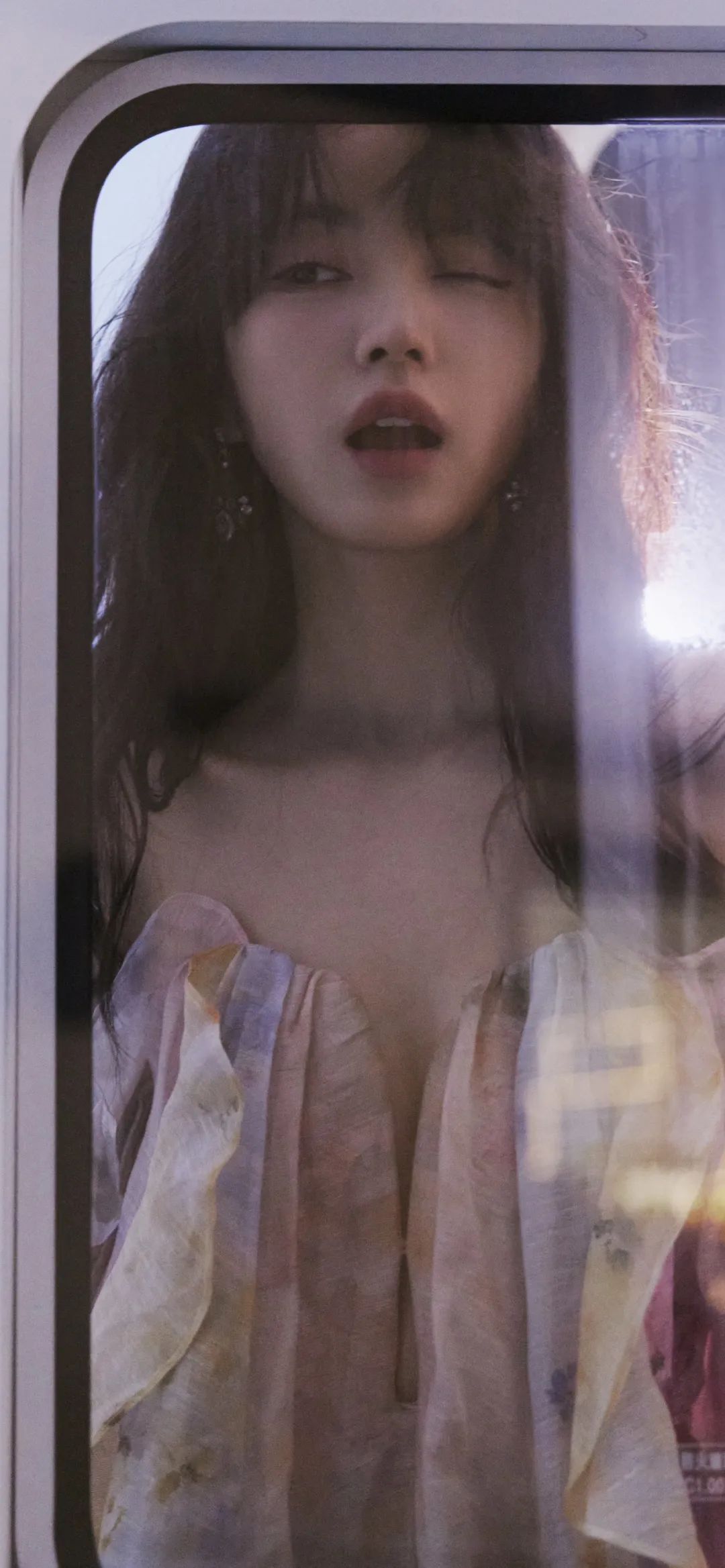 田曦薇花裙手机壁纸