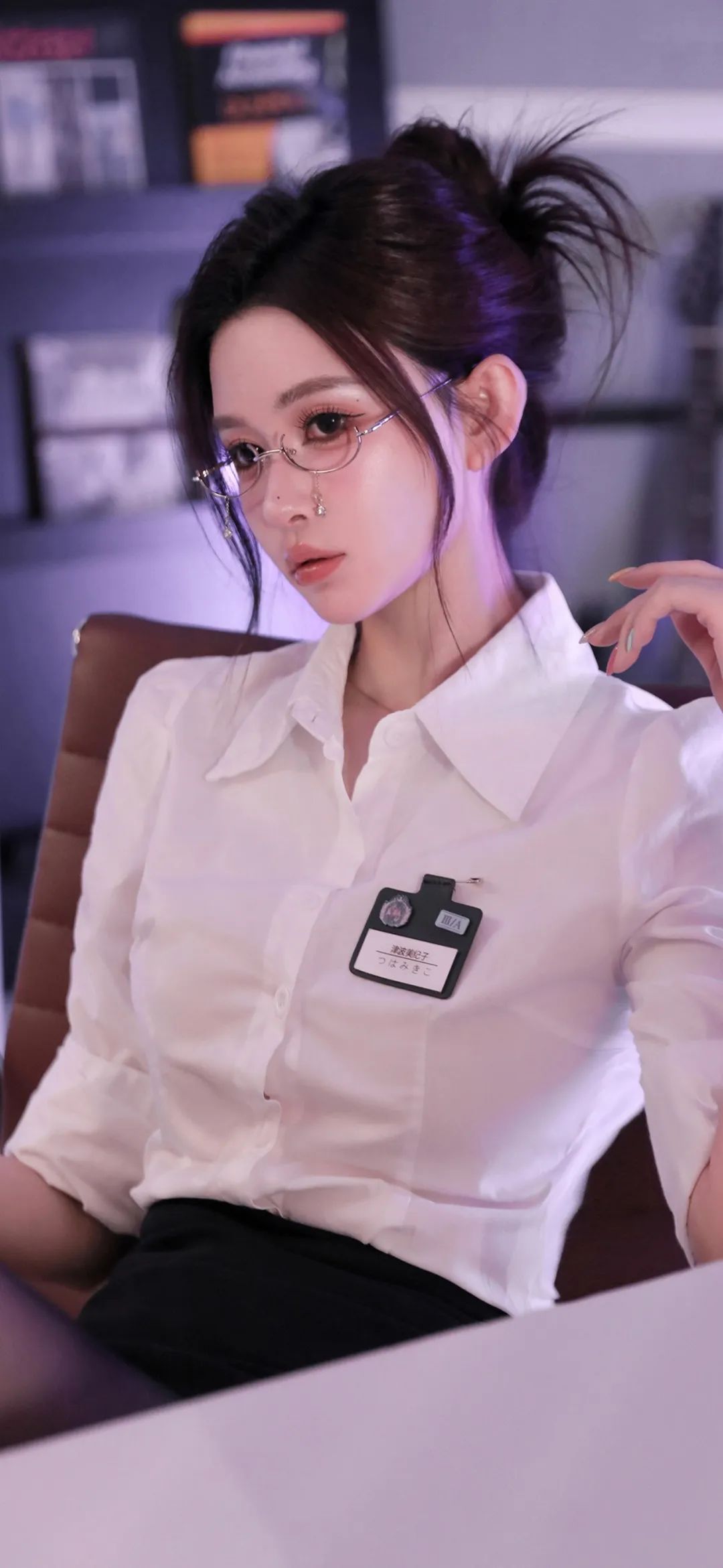 坐着的白衬衫眼镜美女手机壁纸