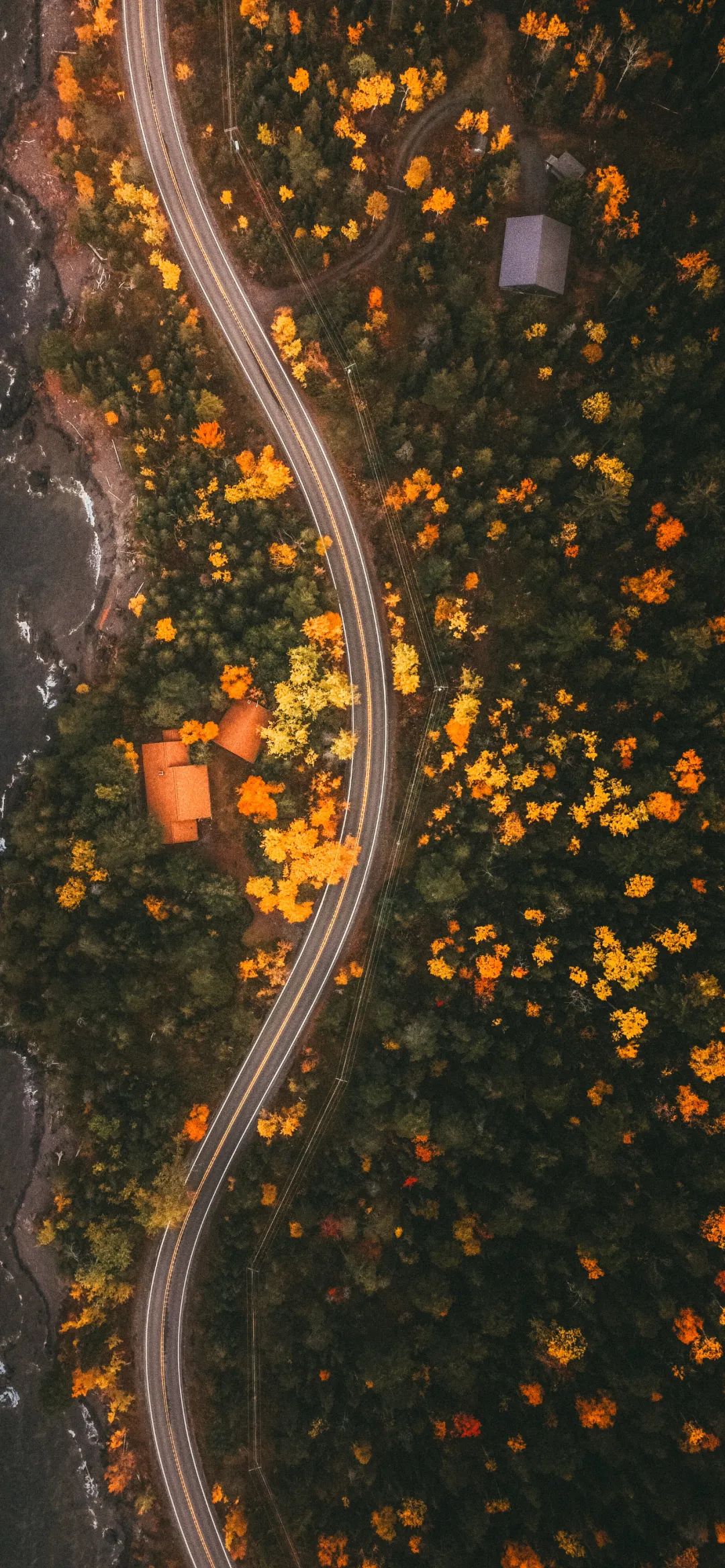 俯瞰蜿蜒的公路手机壁纸