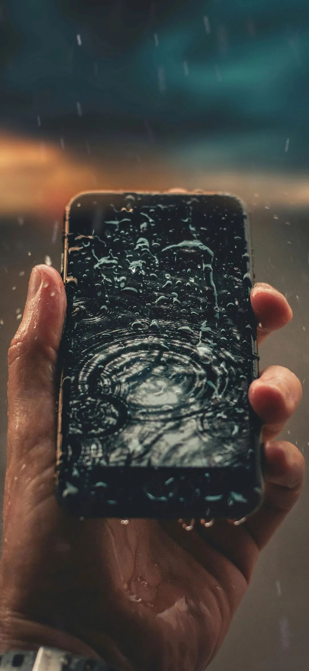 雨水滴在手机上的唯美氛围感手机壁纸
