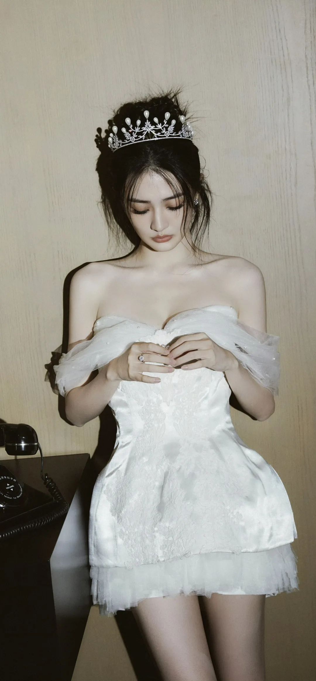 徐璐低胸裙长腿写真手机壁纸