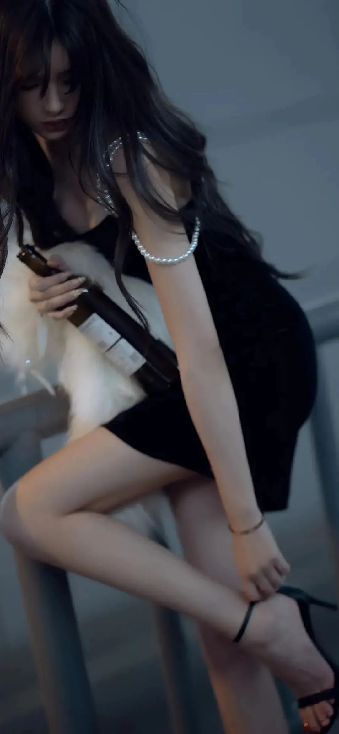 低头整理高跟氛围美女手机壁纸