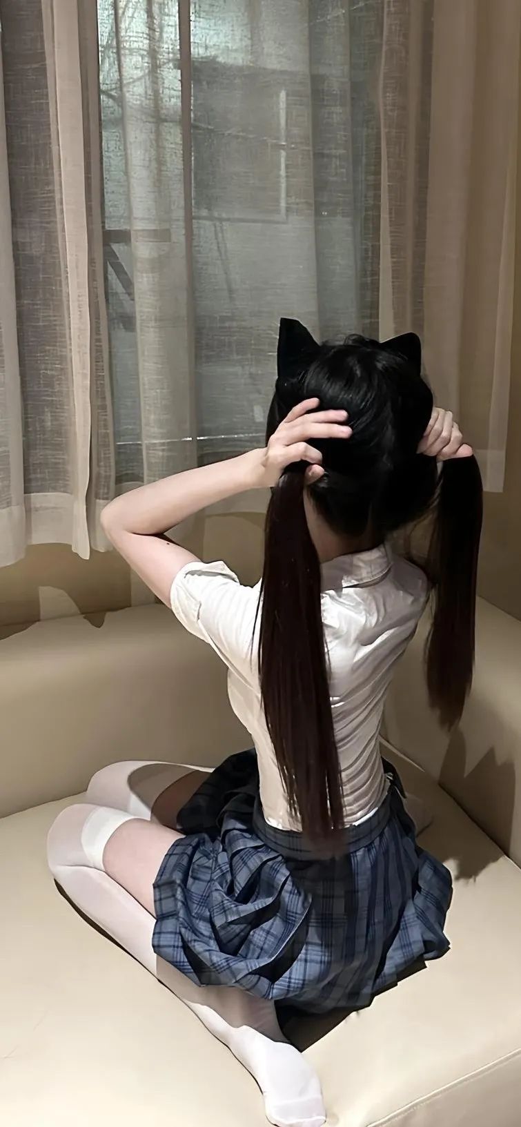 双马尾美女跪沙发上手机壁纸