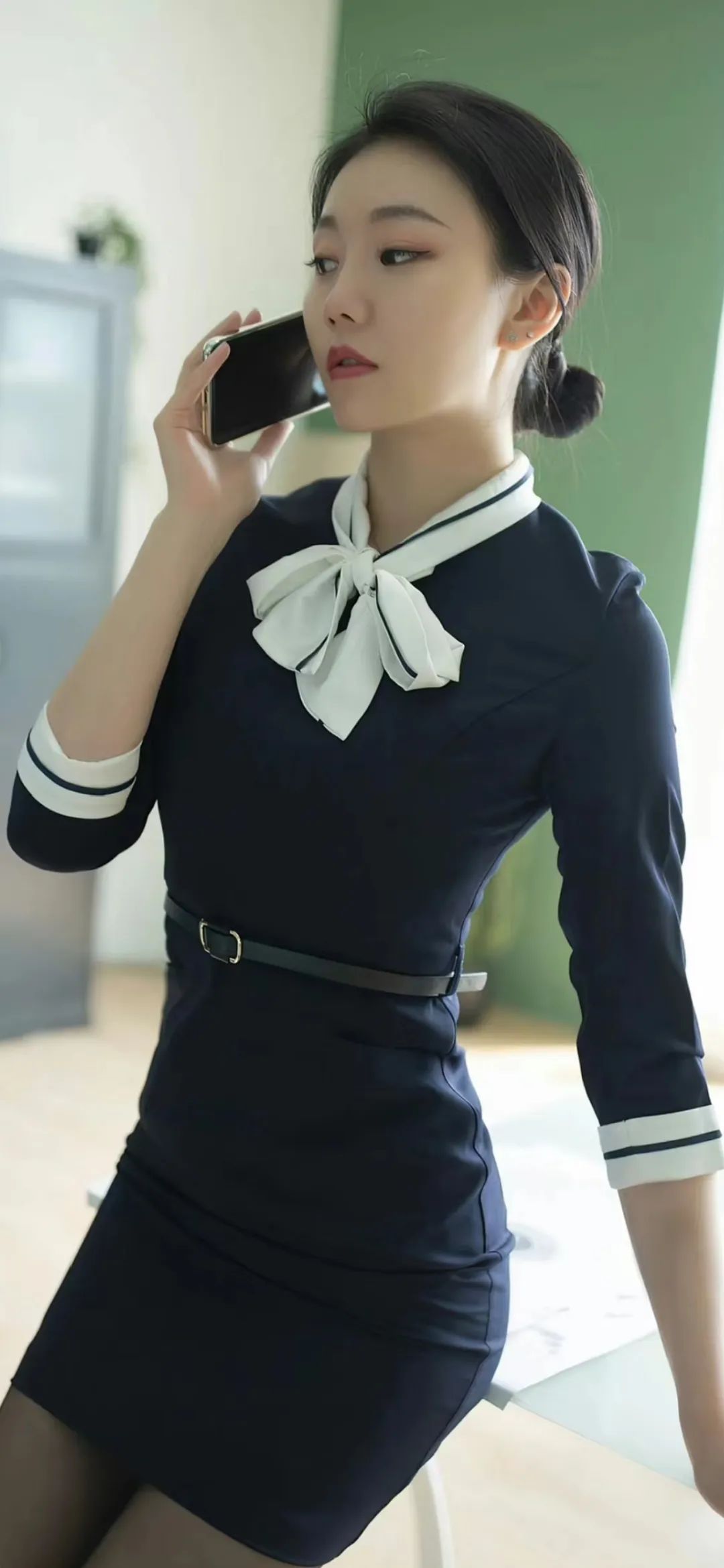 黑丝制服美女打电话手机壁纸