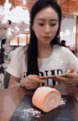 妹子：看着我的眼睛，你敢吗？