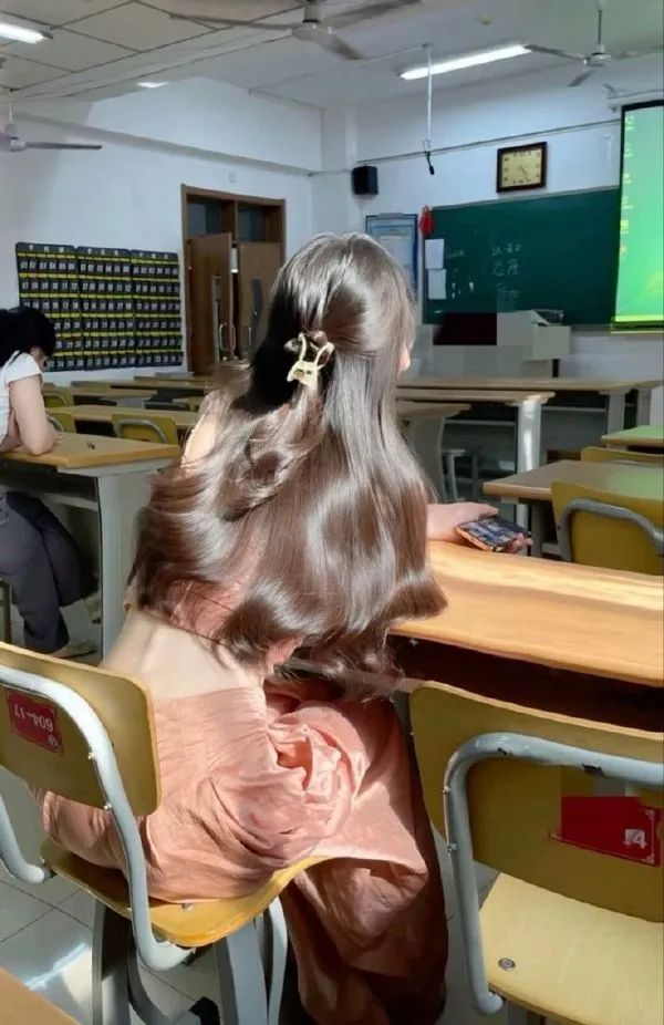 这算长发及腰了吧？