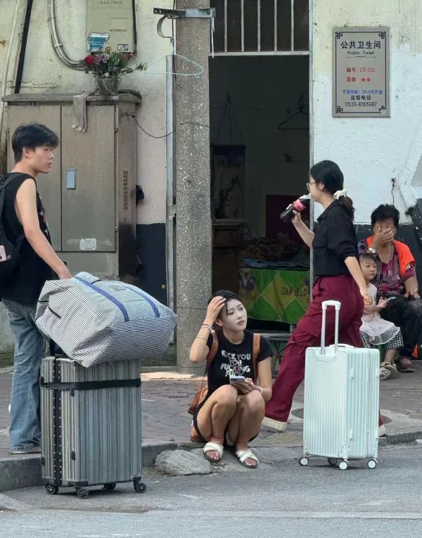 姑娘，需要帮忙吗？
