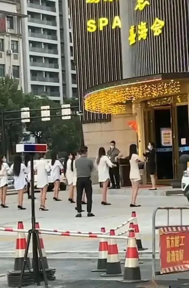 看似操练，实则揽客