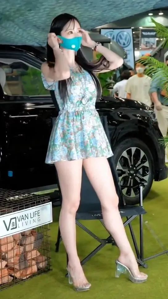 不穿在身上，拿在手上不合适吧