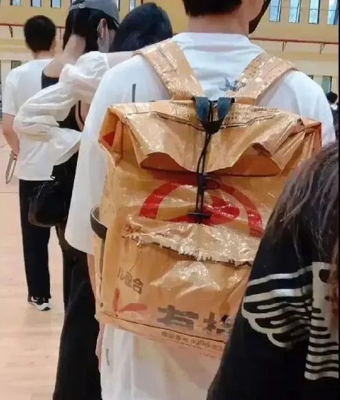 一开始以为是他穷，后来才发现原来是我穷