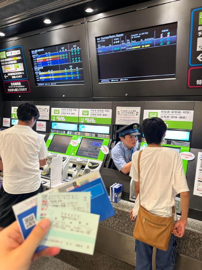 居然真有人从售票机里钻出来