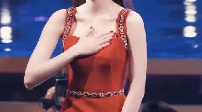 女生爱穿露沟装为啥还拿手挡？