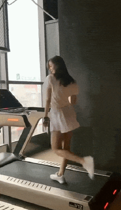 超短裙、大长腿，美女跑步机上秀起来