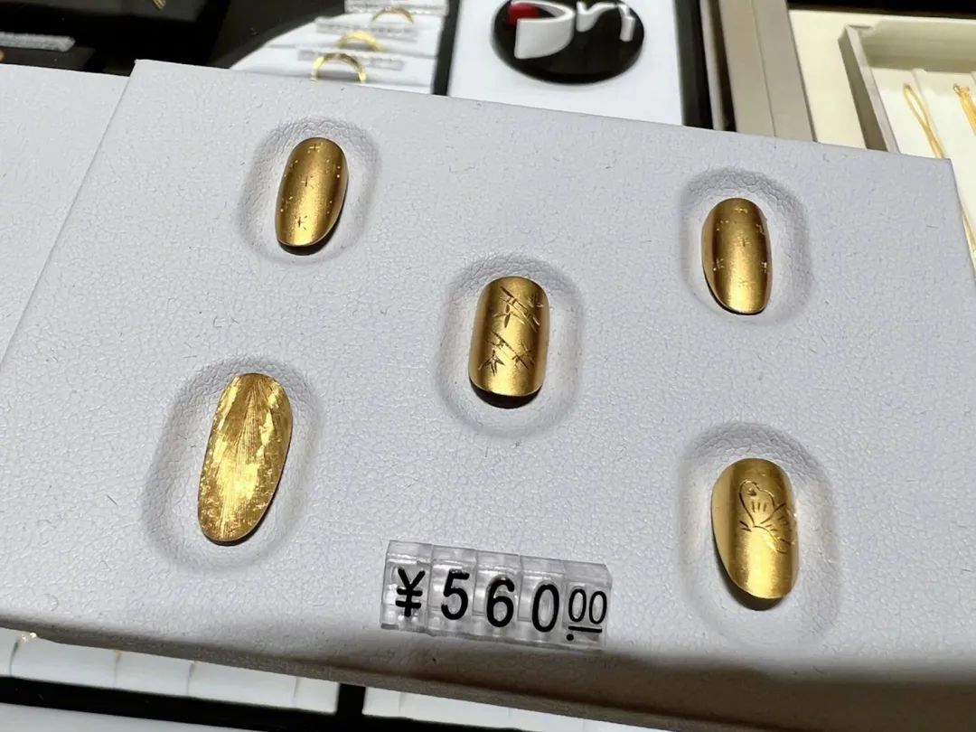 这手怕是不能做家务了吧