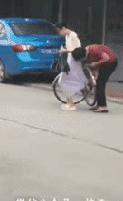 难怪女生不愿意坐在自行车上笑