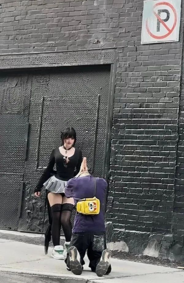 见到绝对领域黑丝肉腿女菩萨，拜一拜不是挺正常的？