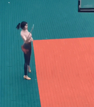 妹子这一看就是练过的
