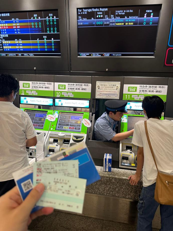 居然真有人从售票机里钻出来