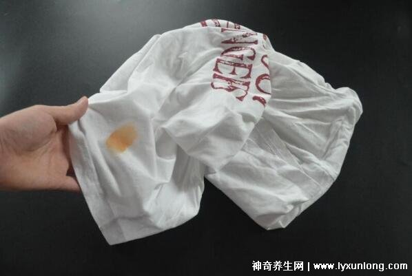 油渍溅到衣物上怎么办